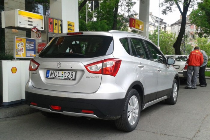 Hat hete használjuk az 1,6-os SX4 S-Crosst. 3500 kilométeren eddig 5,8-6,2 l/100 km közötti vegyes fogyasztást mértünk