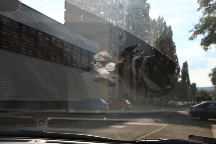 Szembefényben jól látszanak a csúf szennyeződések a szélvédőn