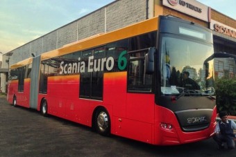 Csuklós turistabuszok városi kivitelben