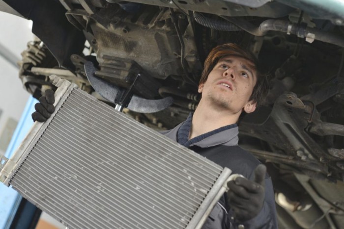Idővel kilyukad a klímahűtő és a tömítetlen rendszerből elillan a hűtőközeg. A hűtő cseréje viszi a pénzt