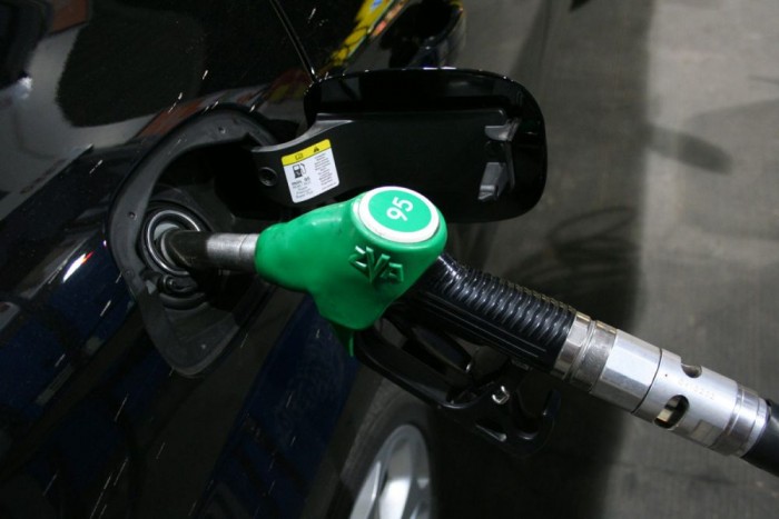 Az utastér lehűtésének fázisában nagyon megdobja a fogyasztást a légkondi. Pár kW teljesítményű kompresszora jelentős többletterhelés, hiszen a motort többnyire nem a maximális fordulaton és padlógázzal használjuk, amikor pl. 120 lóerős, hanem kisebb fordulaton, 15-20 lóerővel gurulunk