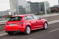 Német áráról átszámítva 11,7 millió forintba kerül az A3 e-tron. Ez az Audi első konnektorról tölthető hibrid szériaautója