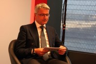Bécsben találkoztunk az Audi elnökével egy sajtóbeszélgetésen. Rupert Stadler rövid prezentációt tartott, majd jöhetett a kérdezz-felelek