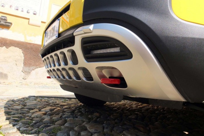 Markáns ismertetőjel a lyuggatott kartervédő, ami természetesen csak dizájnelemként funkcionál