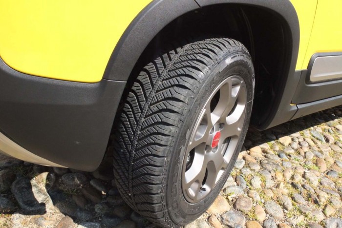 A 176/65 R15 méretű, négyévszakos M+S abroncsok segítik az előrejutást