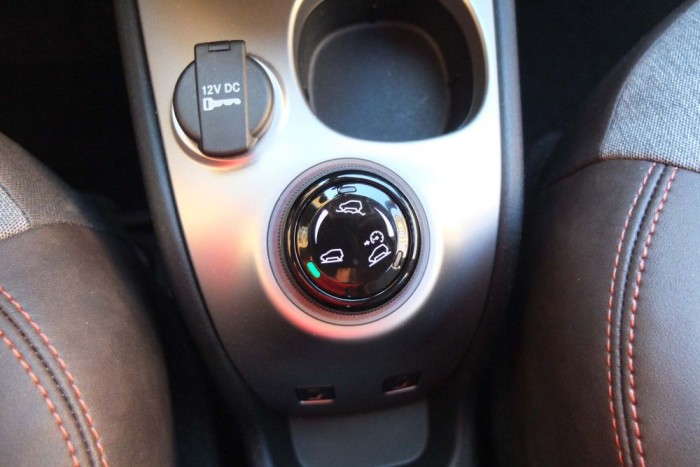 A legpofásabb Fiat Panda 5 A belsőben található legfontosabb változás a Terrain Control funkcióválasztó tárcsa megjelenése. Ezzel kapcsolható az állandó összkerékhajtás (offroad mód) valamint a lejtmenetvezérlő is.