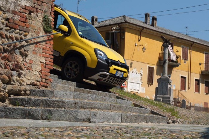A legpofásabb Fiat Panda 6 24 fokos első terepszöge enged némi játékot, akár a klasszikus olasz-francia akciófilmek lépcsőkön zajló üldözéses jelenetei is feleleveníthetőek.
