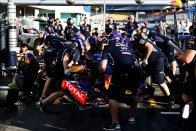 F1: Ricciardo a garázsban rázta 46