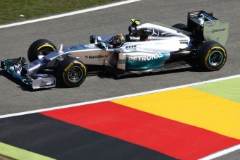 F1: Rosberg odavágott Hamiltonnak