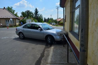 Üldözte a rendőr, falnak ment a csempész