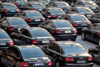 Több ezer állami autót öntenek piacra