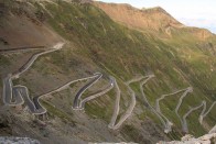 Brutális emelkedő egymást követő hajtűkanyarokkal – a világ második legrangosabb kerékpárversenyeként számon tartott Giro d'Italia nem ritkán agyondoppingolt versenyzői is tudnának mesélni az Alpok ezen, olaszországi részéről. Egy jó autóval persze sokkal húzósabb élmény a XX kilométer alatt a 48 hajtűkanyar, miközben a hágón felkúszó út 1039 méterről 3016-ra ér fel. Ez átlagosan 7,4 százalékos emelkedés