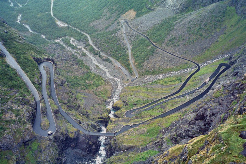 Nem túlzás a „létra” elnevezés, hiszen helyenként 9 százalékos az emelkedés ezen a 11 hajtűkanyarral tűzdelt, 1936-ban átadott észak-európai úton. Az izgalmasan kanyargó norvég kígyó érdekessége a Stigfossen nevű vízesés, ami az út egyik hídja alatt fut át