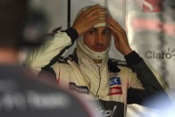 F1: Hamiltont sokkolta a kiesés 33