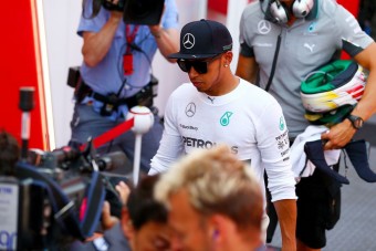 F1: Hamiltont hátrasorolták