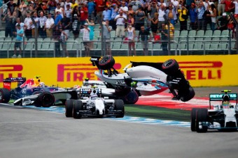F1: Massa az első kanyarban fejreállt - videó