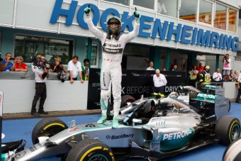 F1: Rosberg győzött, Hamilton 17 helyet javított