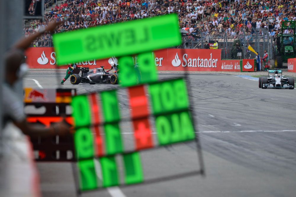 F1: Rosberg győzött, Hamilton 17 helyet javított 34