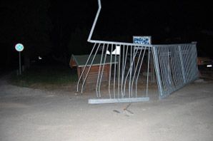 Jogsi nélkül, lopott autóval karambolozott