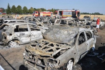 52 autó égett ki egy fürdő parkolójában
