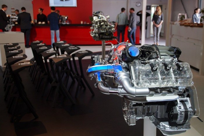 Vezettük a dízelmotorok jövőjét 3 Finomabb befecskendezés, fejlett hőmenedzsment, új katalizátor-technológia, kifinomult feltöltés. Készülnek a jövő TDI motorjai