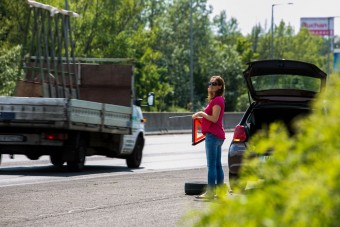 Egy nőnek sem segítünk kereket cserélni