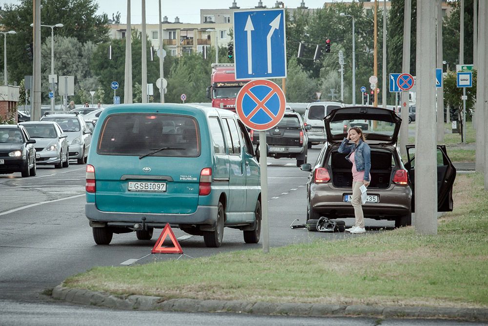 Egy nőnek sem segítünk kereket cserélni 7