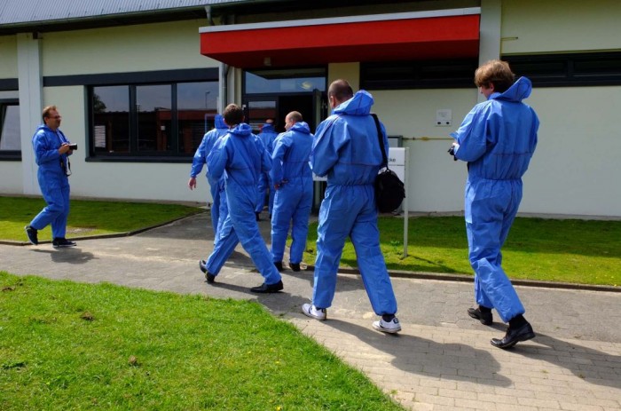 Csak védőruhában! Ha már üzem, adjuk meg a tiszteletet.  