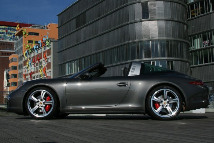 Nincs teherviselő szerepe az ezüst keretnek, szemben az első generációval. Az új a kabrióra épül