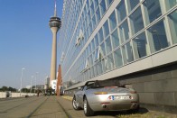 Düsseldorfból indult a bemutató, ahol meseszép 124-es Mercik mellett a szálloda tövében egy Z8-as BMW parkolt. A retroroadsterben az E39-es M5 400 lóerős motorja van benne, a háttérben a Rajna partján a tévétorony. Ma média- és divatcégek népesítik be az egykori teherkikötőt