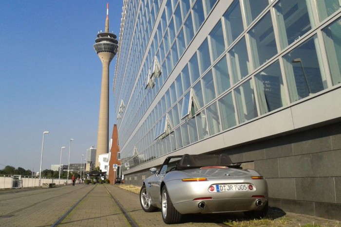 Vezettük a legfurcsább 911-est 2 Düsseldorfból indult a bemutató, ahol meseszép 124-es Mercik mellett a szálloda tövében egy Z8-as BMW parkolt. A retroroadsterben az E39-es M5 400 lóerős motorja van benne, a háttérben a Rajna partján a tévétorony. Ma média- és divatcégek népesítik be az egykori teherkikötőt