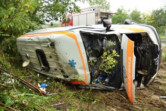 A nap képe - árokba borult a mentőautó