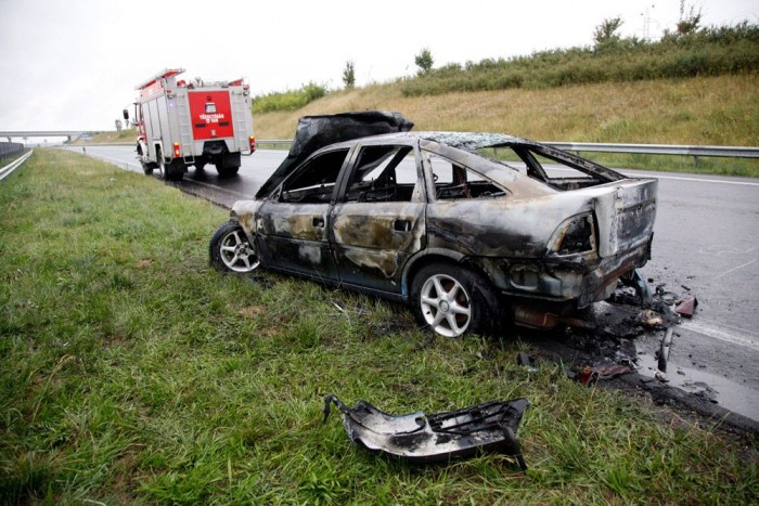 Kiégett egy Opel az M7-esen 2 Kiégett egy Opel az M7-esen 2