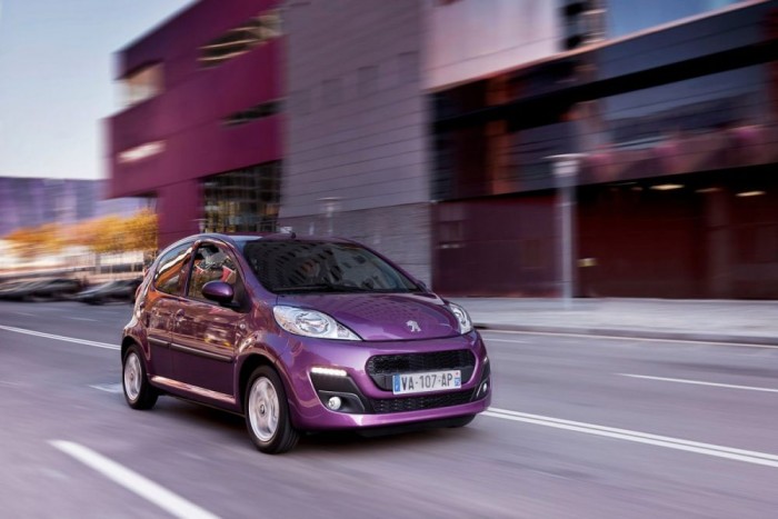 Melyik autó nem viszi a pénzt? 4 7-8. Peugeot 107 1,0 és Citroën C1 1,0. A hármas ikrek francia változatai a költségtoplisták törzsszereplői. A 15 000 kilométeres szervizperiódus közepes, de kiugróan jó fogyasztásuk és meglepetésektől mentes Toyota-technikájuk miatt csekélyráfordítással használhatók