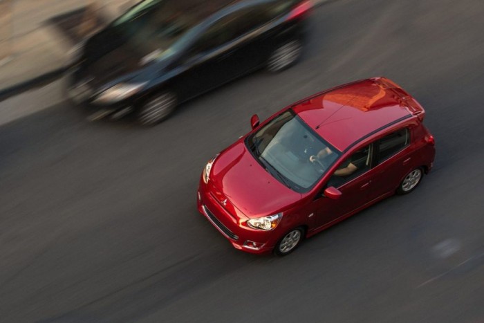 Melyik autó nem viszi a pénzt? 2 10. Mitsubishi Space Star 1,0. A két motorváltozat közül a nálunk csak az alapfelszereltséggel társítható az egyliteres benzines. Ez az autó 71 lóerős, itthon 2 990 000 forintba kerül és alapjárati motorleállítással csupán 4,0 l/100 kilométer a hivatalos átlagfogyasztása