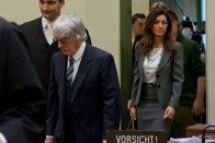 Ecclestone a müncheni bíróságon. Mögötte sokadik felesége, a brazil Fabiana