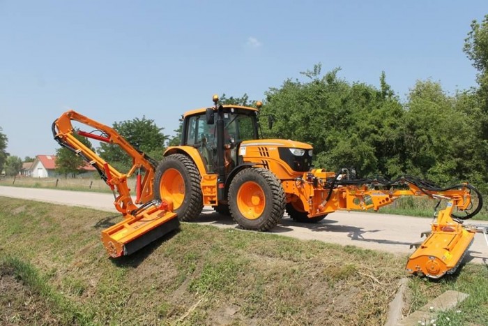 Munkában az egyik traktor. A Magyar Közút 80 darab John Deere 6125M típusú padka- és rézsűkasza adapterekkel felszerelt traktort vásárolt