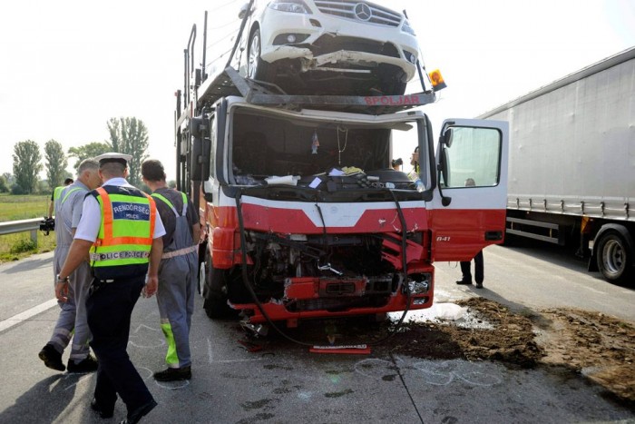 A nap képe – autószállító ütközött tartálykocsival 2 Tartálykocsi és autószállító ütközött az M0-s déli szektorán, a 26-os kilométernél, egy ember megsérült.