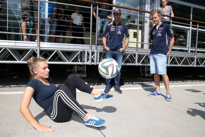 F1: Alonso a tömeggel szelfizett a Hungaroringen 10