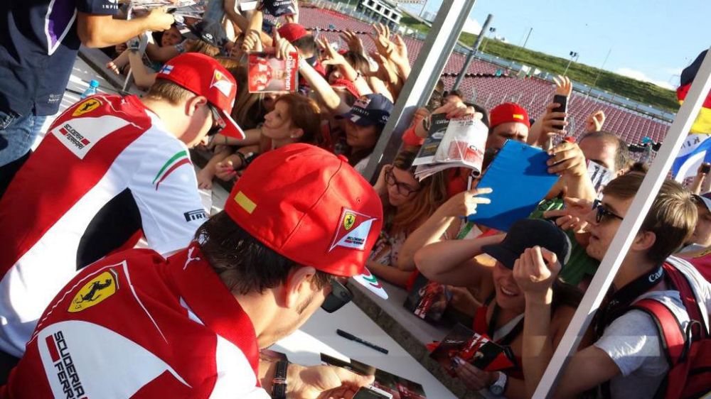 F1: Alonso a tömeggel szelfizett a Hungaroringen 34