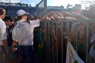 F1: Alonso a tömeggel szelfizett a Hungaroringen 77