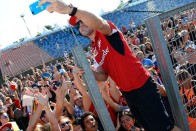 F1: Alonso a tömeggel szelfizett a Hungaroringen 80
