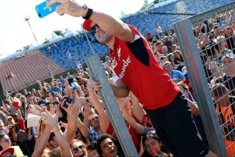 F1: Alonso a tömeggel szelfizett a Hungaroringen