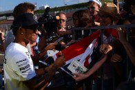 F1: Alonso a tömeggel szelfizett a Hungaroringen 81
