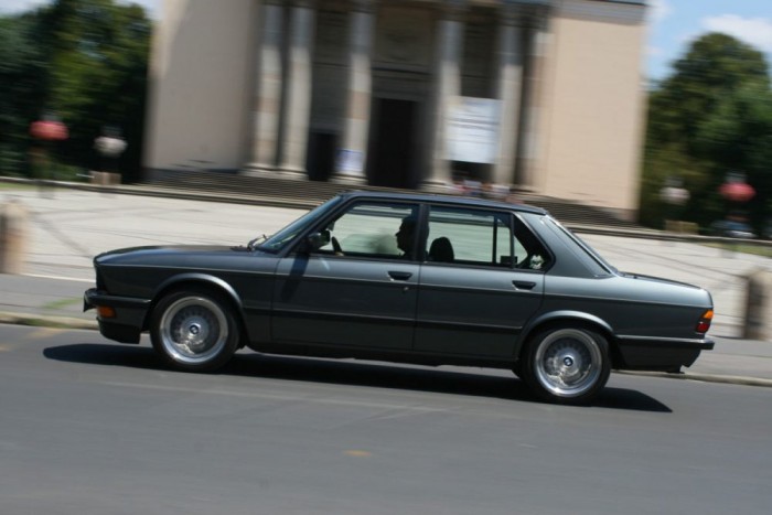 Vérforraló hangon szól és lenyűgöző erővel megy. A gyári sperrdiffivel csodás ívű farolásokra képes