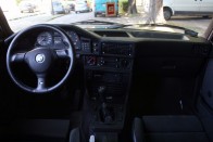 Klasszikus BMW műszerfal, erősen vezetőorientált kialakítással