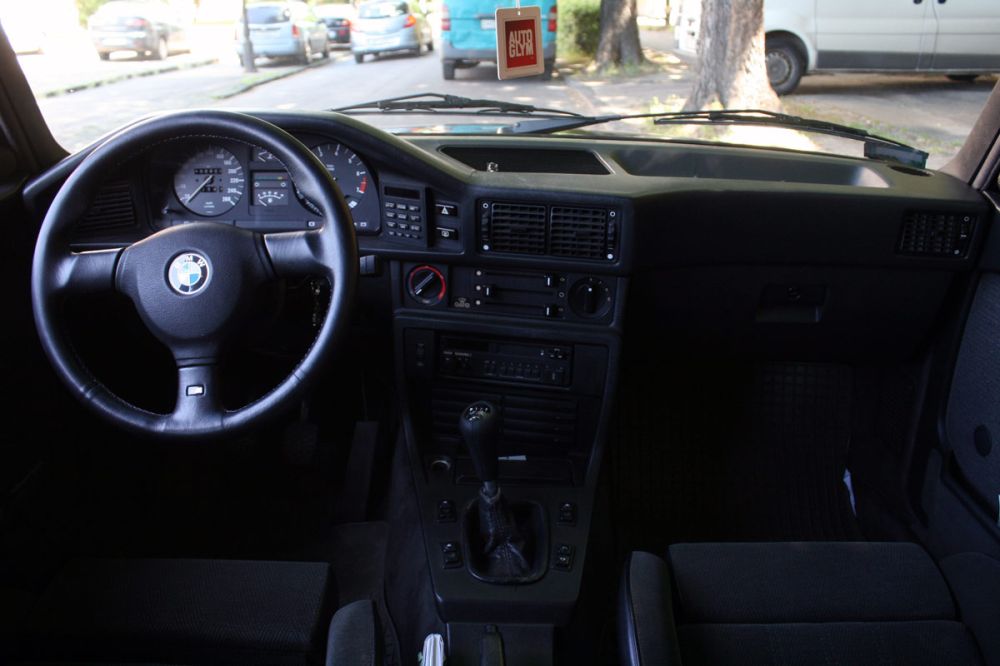 Klasszikus BMW műszerfal, erősen vezetőorientált kialakítással
