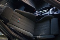 Egy M5-ös BMW-ből származik a hibátlan állapotú ülésgarnitúra. A lábtámasz hossza forgatással, precízen állítható