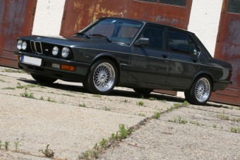 Kincs a garázs mélyén - Cápa BMW M535i