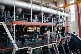 Így szól egy négyemeletes, nyolchengeres dízel